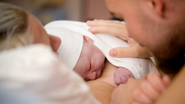 Cómo cuidar a su bebé con síndrome de zika congénito