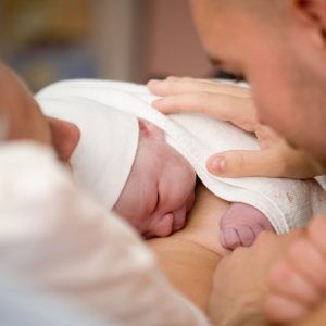 Cómo cuidar de su bebé con síndrome de zika congénito